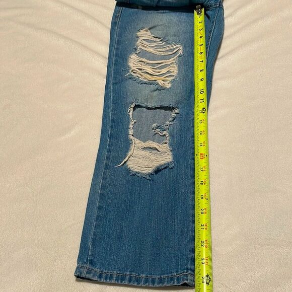 Y2K- Mudd- Destroyed Mid-Rise Light Wash Capri Jeans- Size 5 (Juniors) - Picture 5 of 10